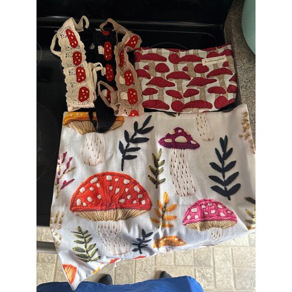 Mushroom lot - Picture 1 of 7